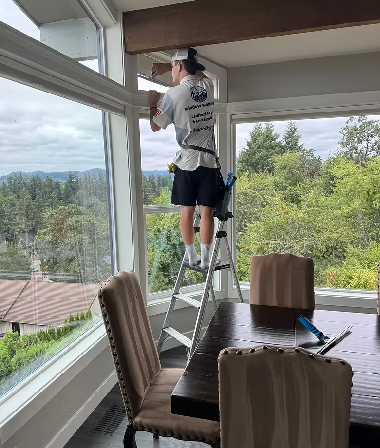 Professional window cleaning in Eugene, Oregon during rainy season