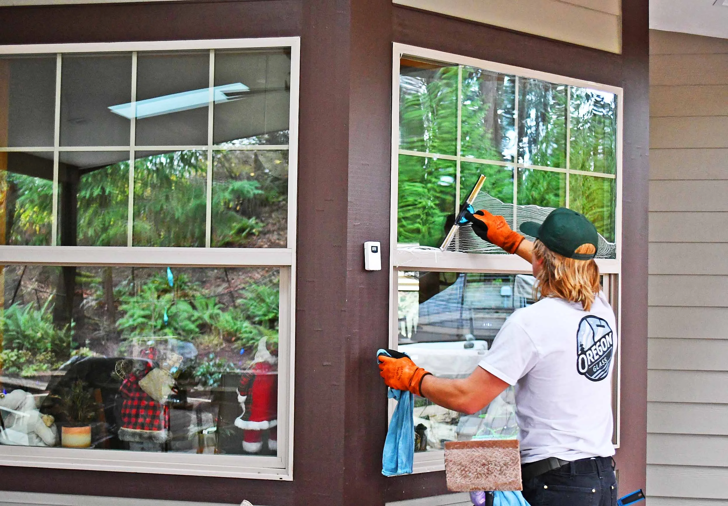 Hand cleaning windows - Professional window cleaning service in Eugene, Oregon